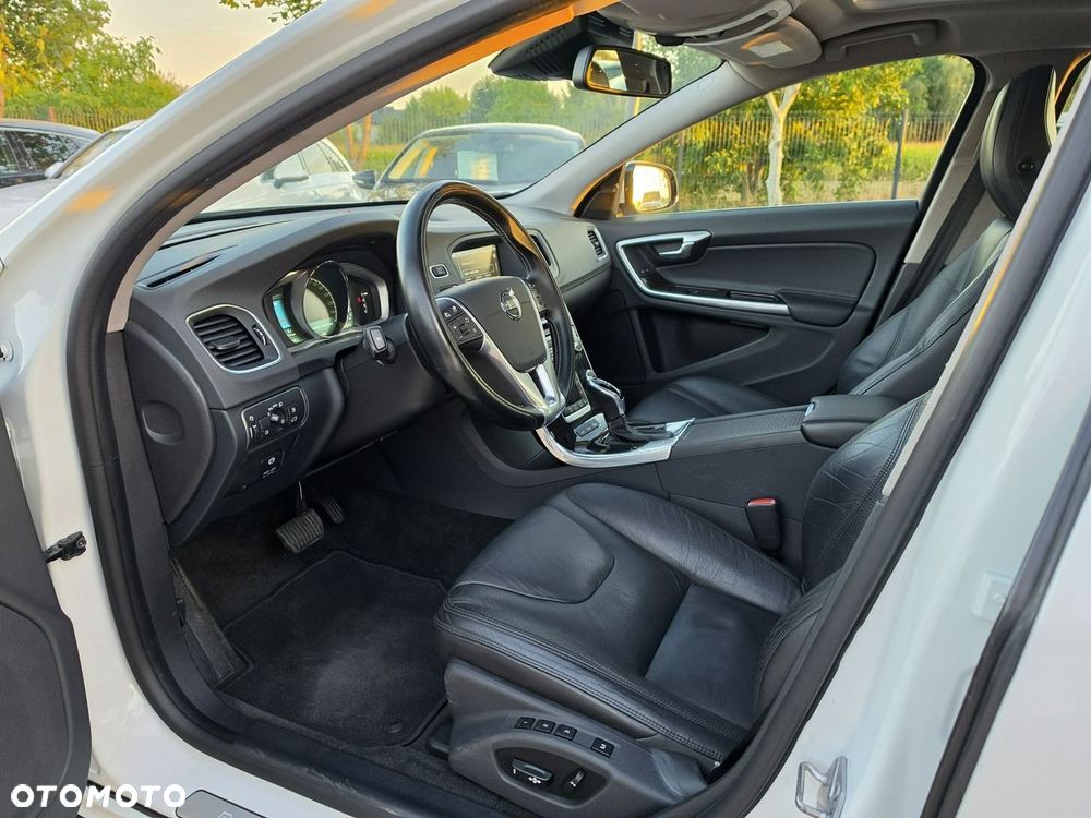 Volvo V60 D6 AWD Plug-in Hybrid Summum - 26