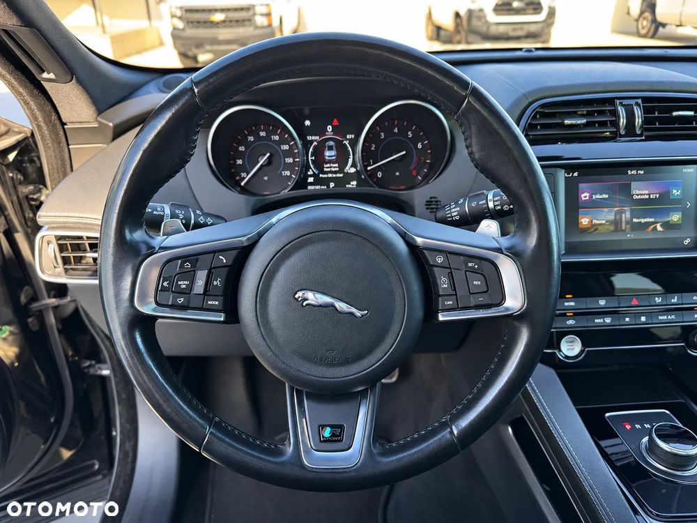 Jaguar F-Pace 30t AWD R-Sport - 11