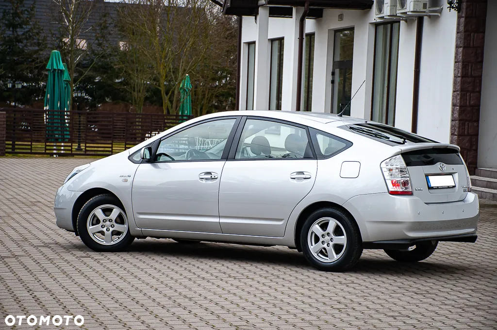 Toyota Prius (Hybrid) Executive - 18