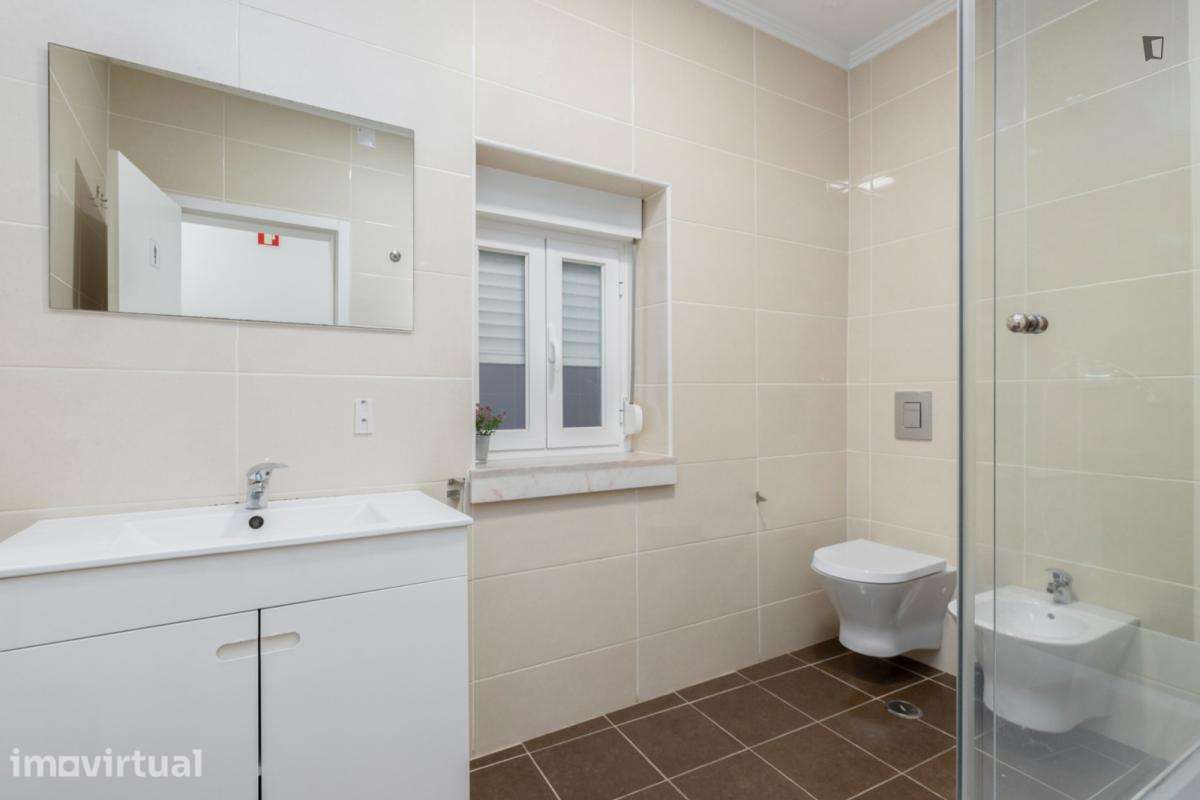 Quarto - localizado em Intendente Lisbon - Grande imagem: 2/17