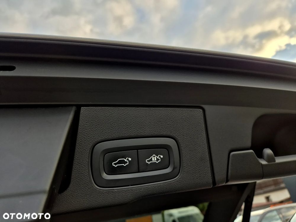 Volvo XC 60 T8 Twin Engine AWD Geartronic RDesign - 32
