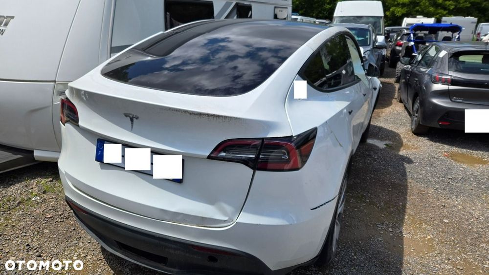 Tesla Model Y - 11