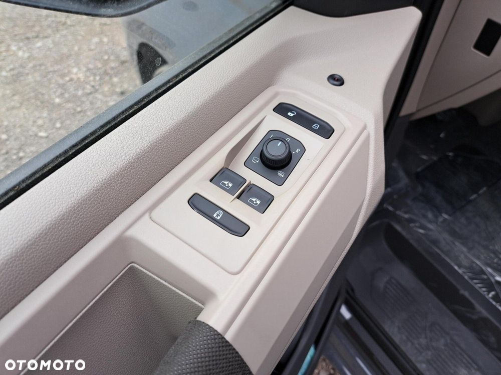 Volkswagen Multivan - 25