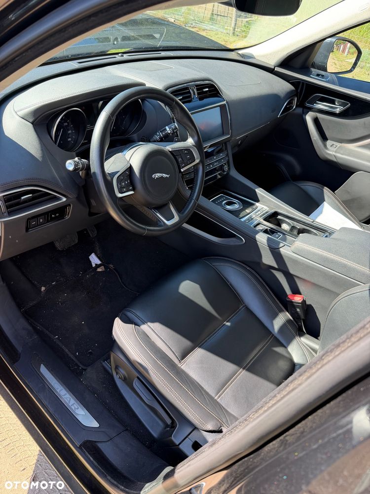Jaguar F-Pace 20d Prestige - 10