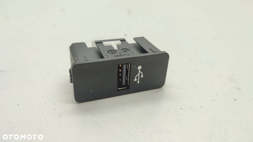 GNIAZDO WTYCZKA USB BMW F20 F21 F30 F83 R55 R56 R60 MINI 9230248 - 1