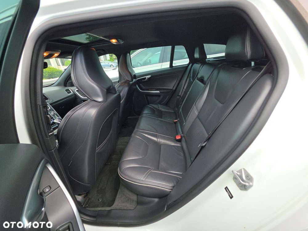 Volvo V60 T6 AWD R-Design - 11