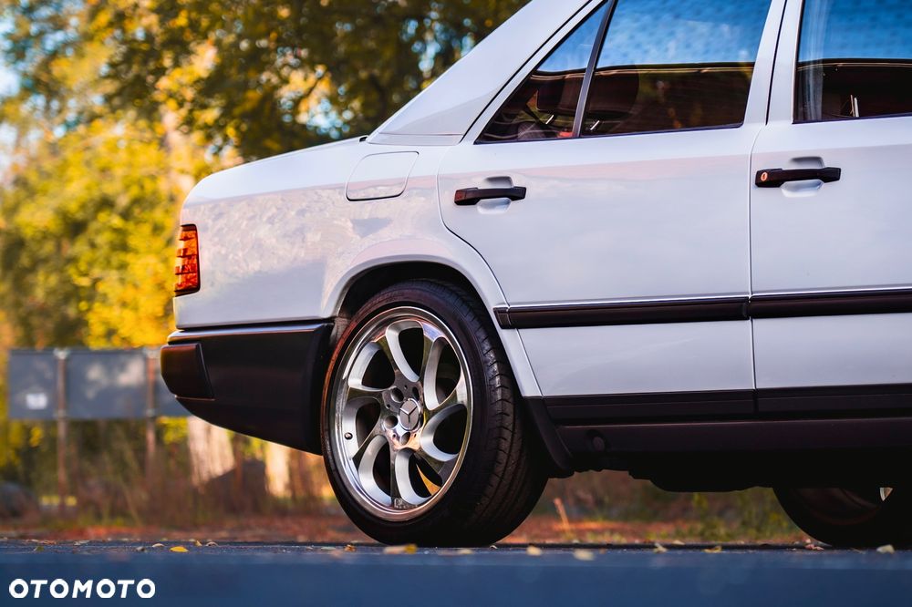 Mercedes-Benz W124 1987 photo 3