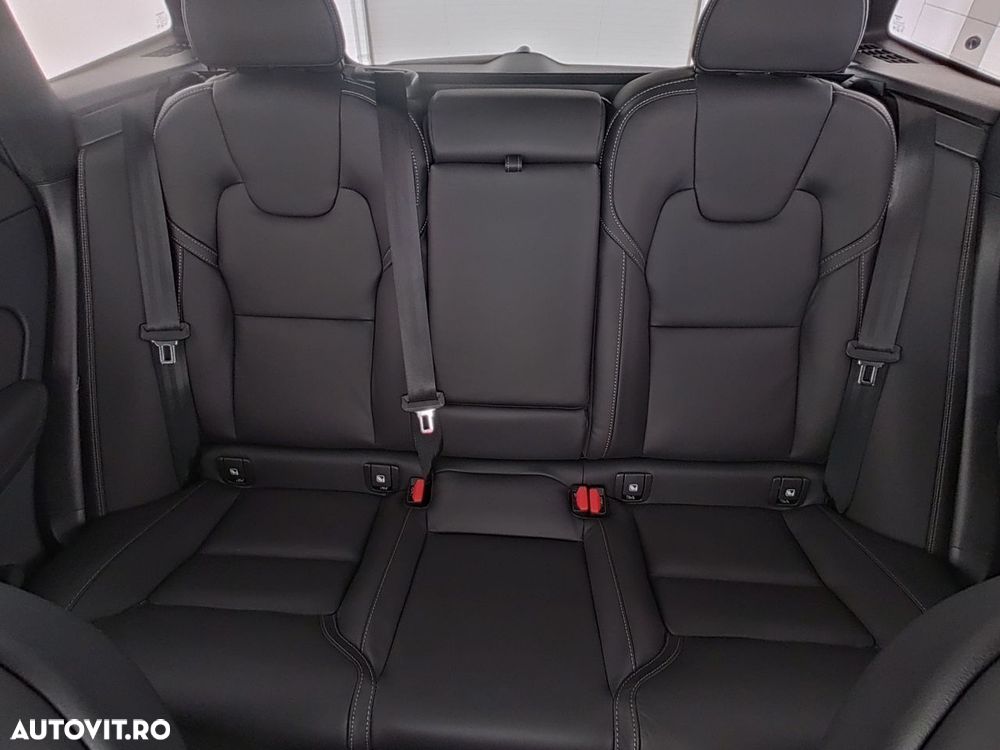 Volvo XC 60 B5 AT AWD MHEV Ultra Black Edition - 14