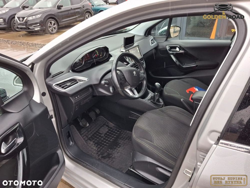 Peugeot 208 - 10