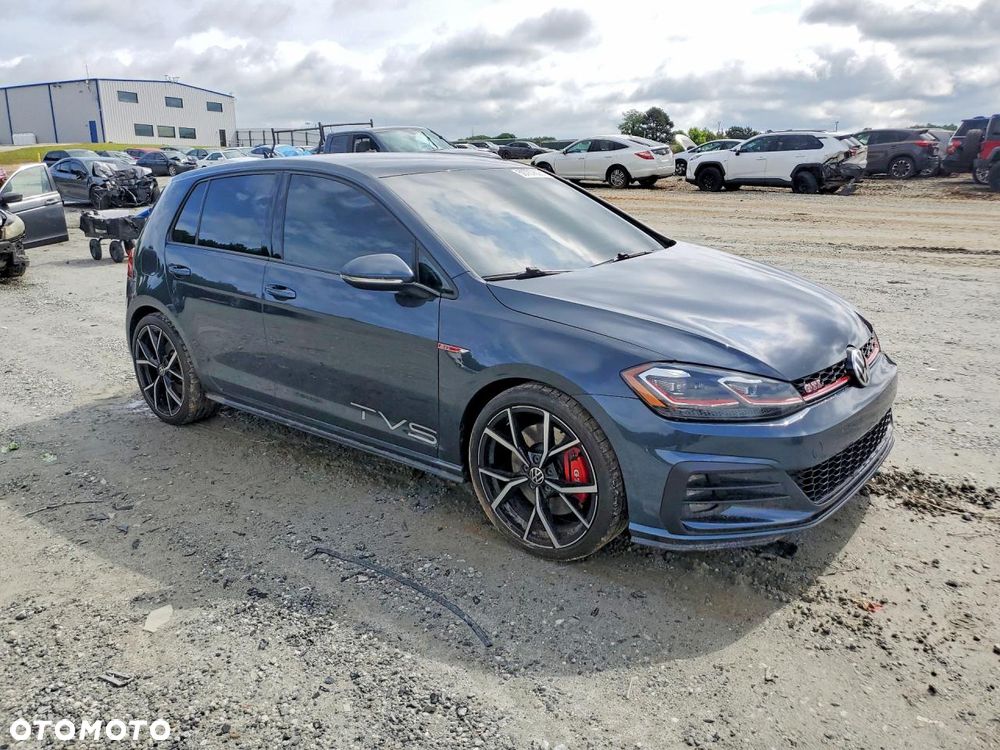 Volkswagen Golf - 1