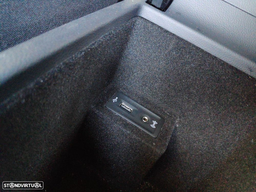 VW Passat Variant 1.6 TDI Confortline DSG - 25