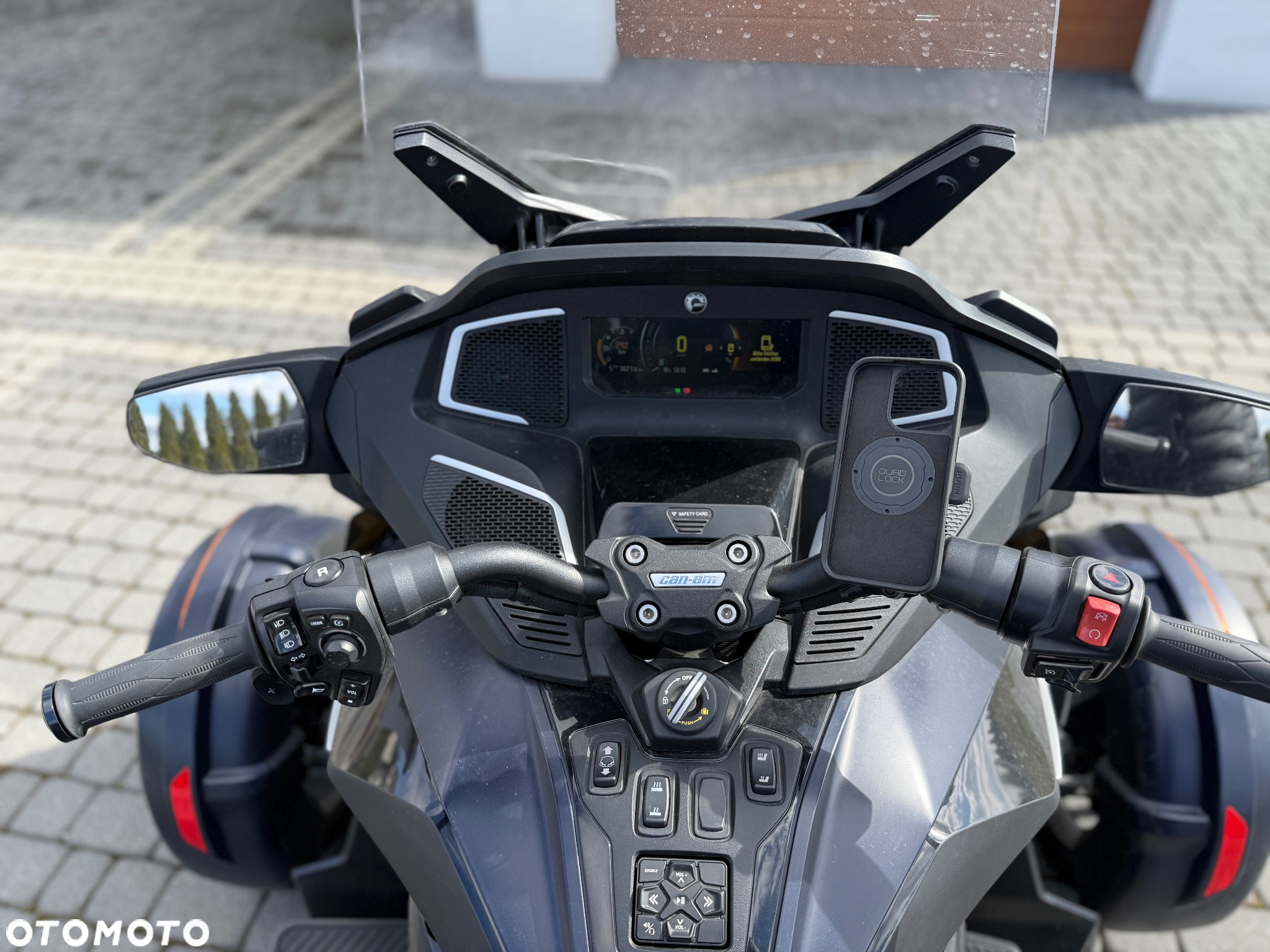 Can-Am Spyder - 12