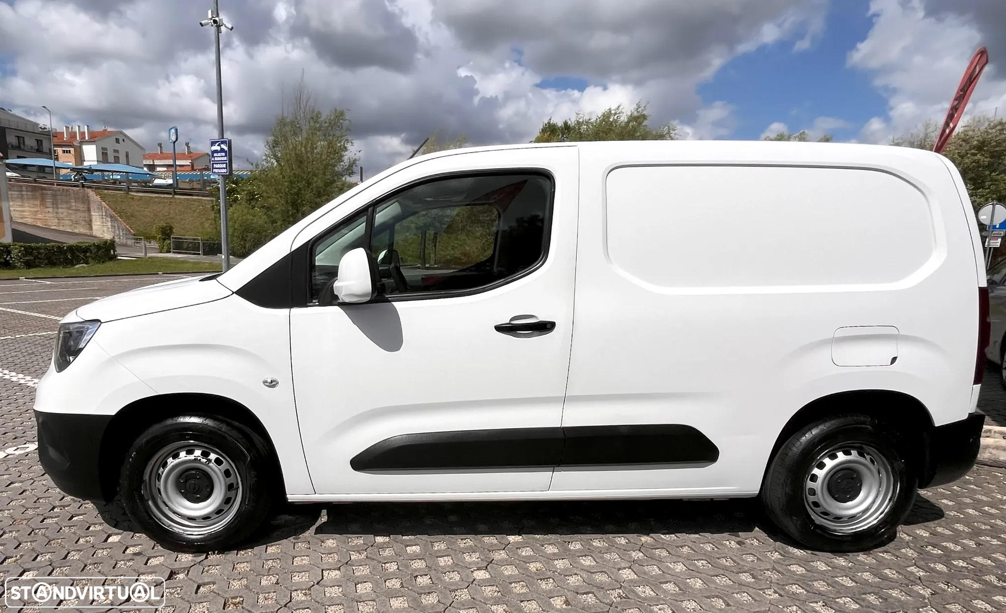 Opel Combo 1.5 CDTI Enjoy 3 lug. Ecrã táctil - 11
