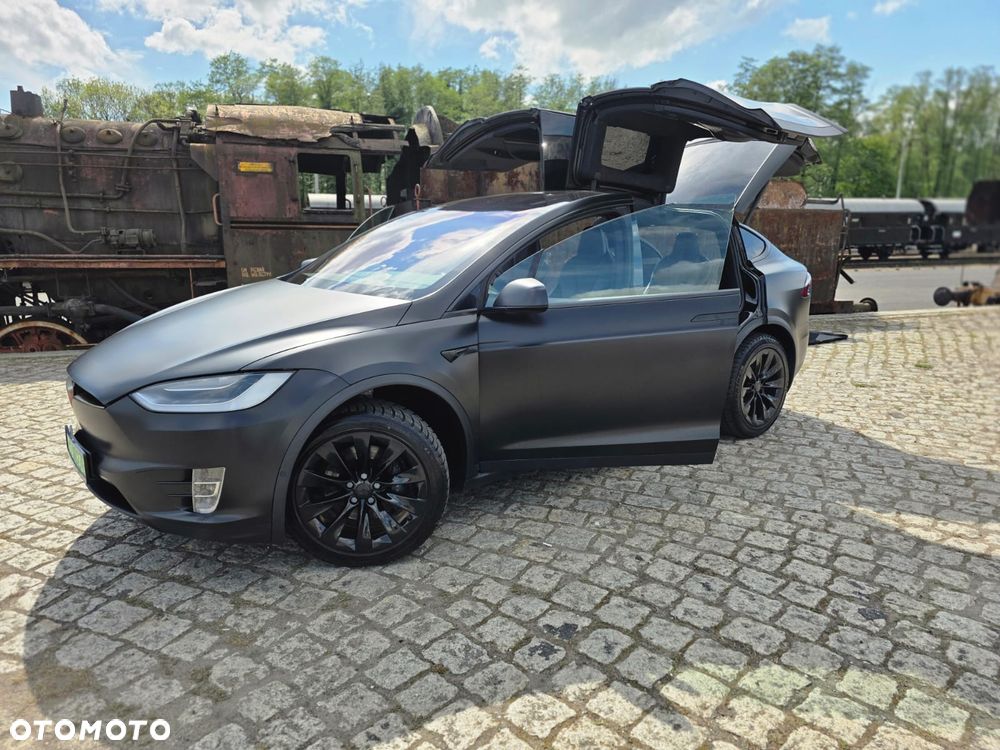 Tesla Model X - 16