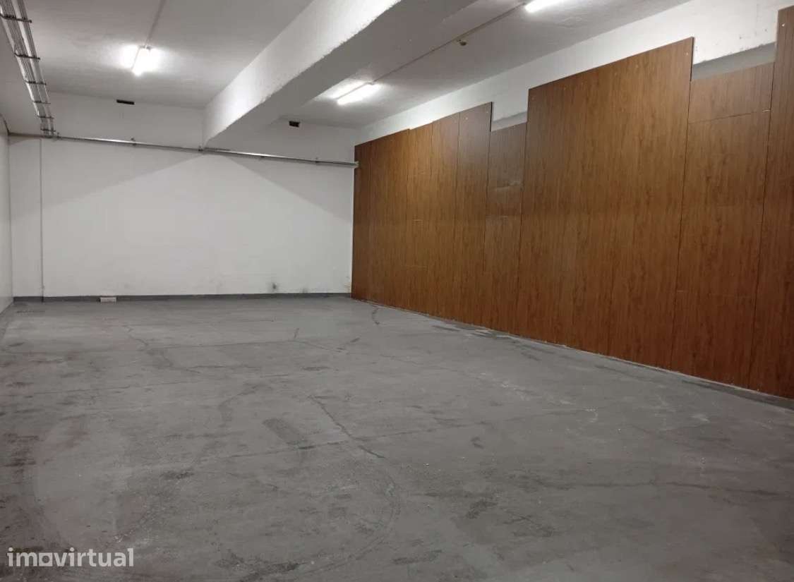 Armazém 110 M2 em Sacavém 1200€ - Grande imagem: 4/4