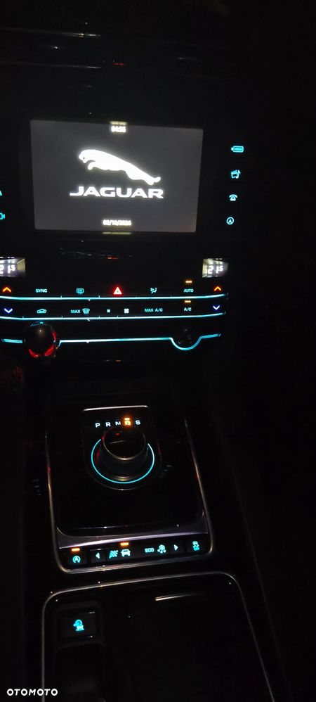 Jaguar F-Pace 2.0 i4D RWD Pure - 19
