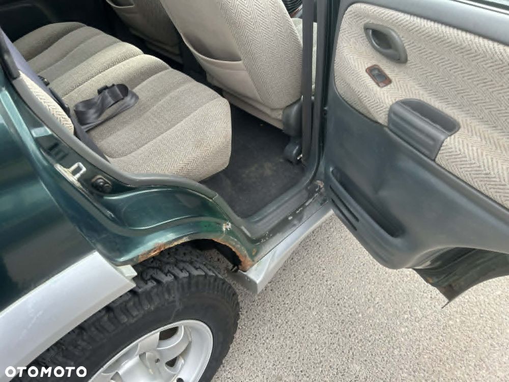 Suzuki Grand Vitara 2.5 V6 - 22