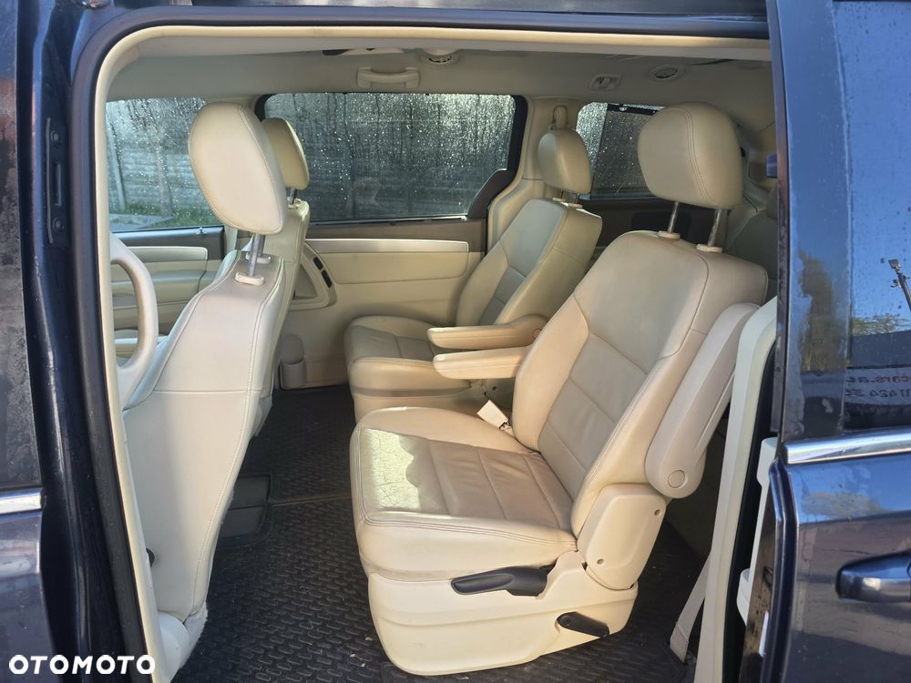 Volkswagen Routan - 37