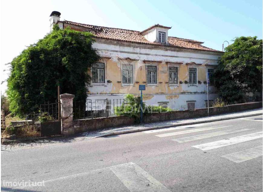 Moradia de 20 divisões inserida em terreno de 3,2ha em Abrantes - Grande imagem: 2/11