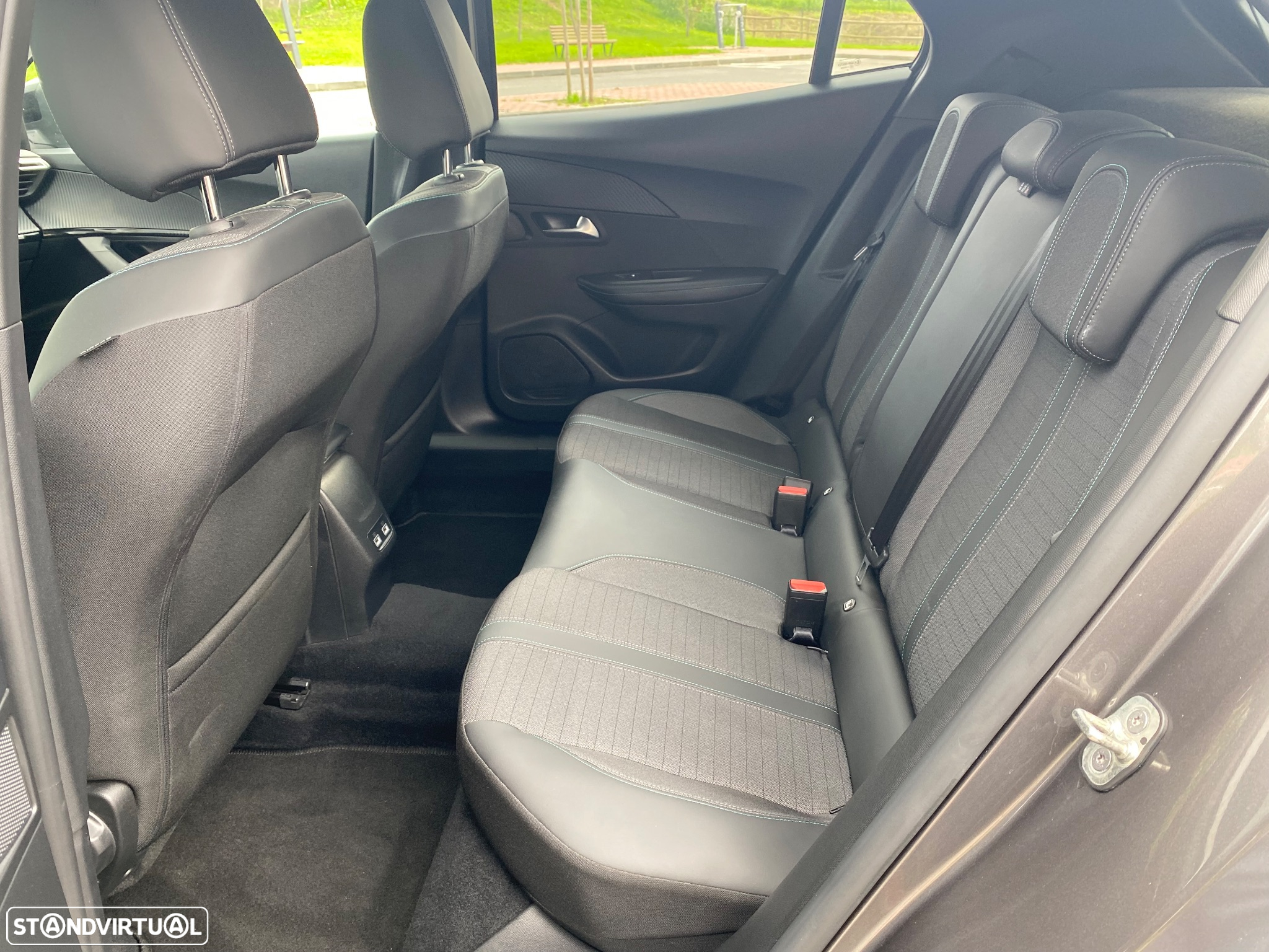 Peugeot 2008 1.2 PureTech Allure Pack - 24
