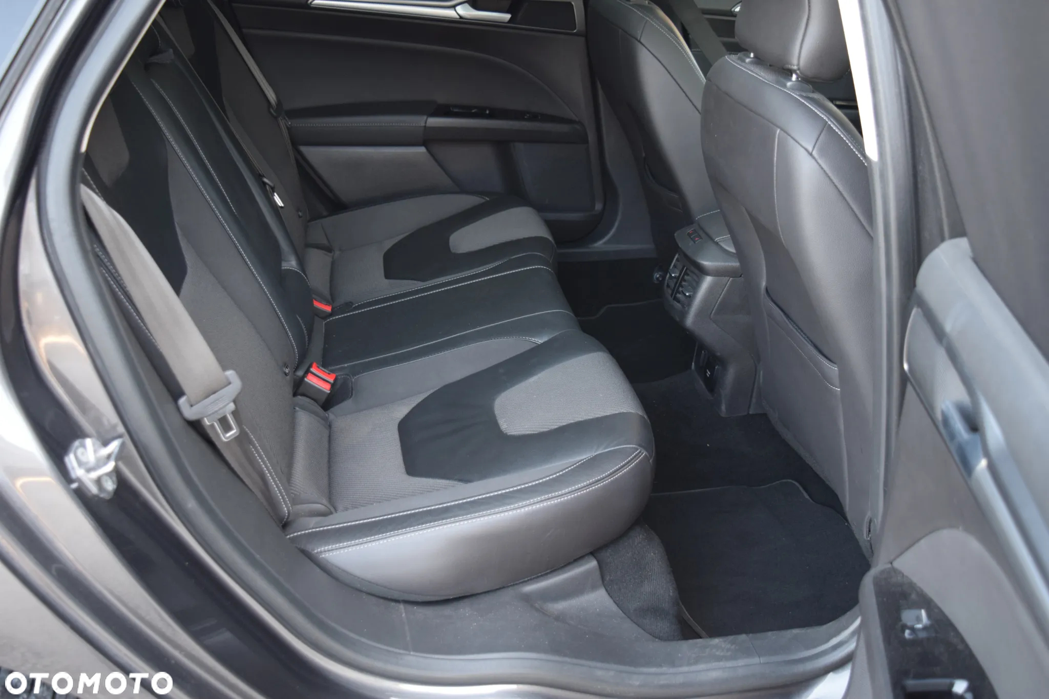 Ford Mondeo 2.0 TDCi ST-Line PowerShift - 37