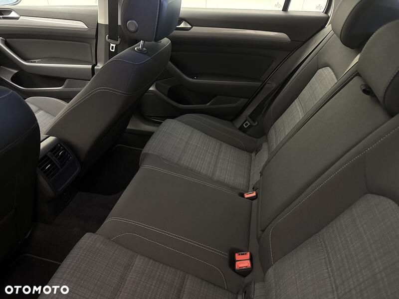 Volkswagen Passat - 21