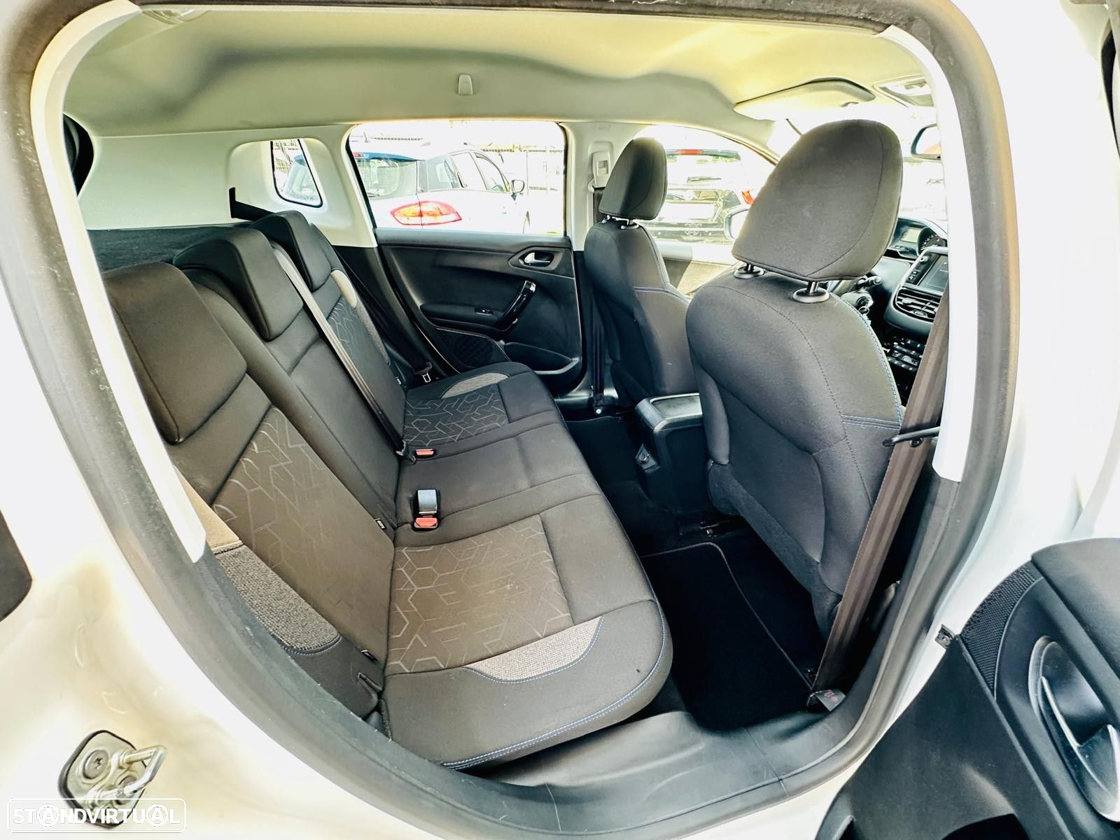 Peugeot 2008 1.2 PureTech Signature - 22