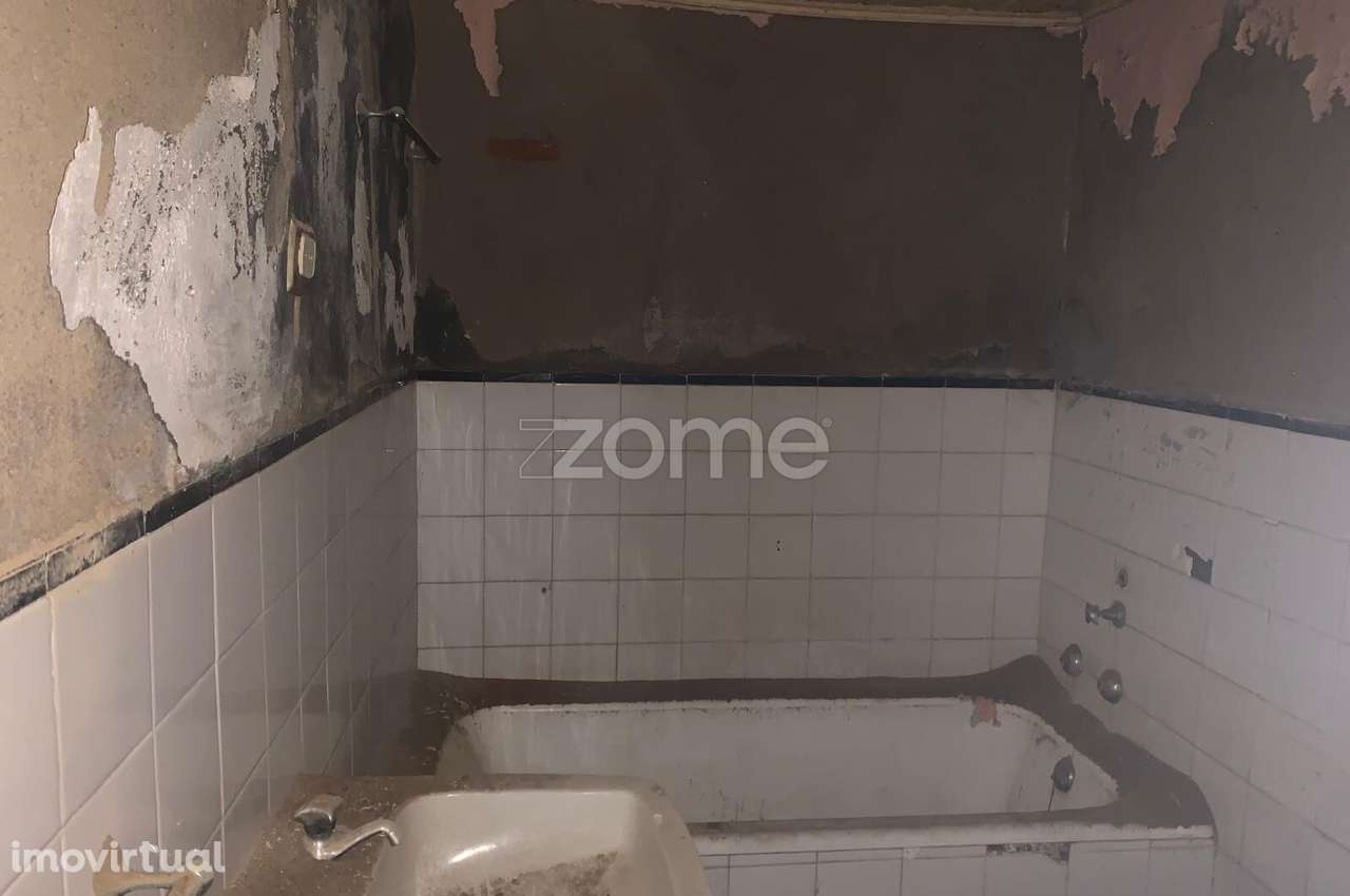 Prédio para reabilitar no centro da cidade - Grande imagem: 3/12