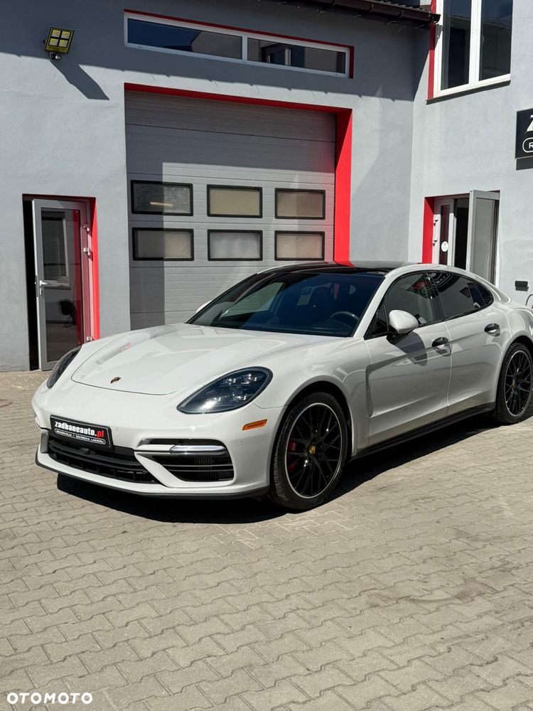 Porsche Panamera Turbo - 1