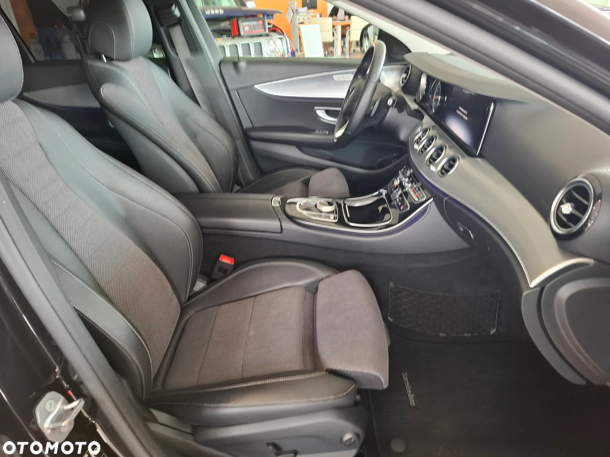 Mercedes-Benz Klasa E 250 9G-TRONIC - 23