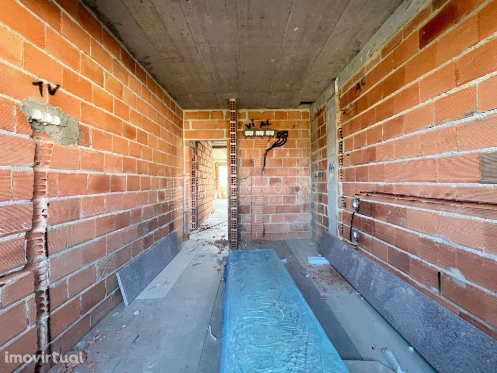 Moradia Geminada T4 - 3 Suítes, Piscina e Garagem - Fernão Ferro - Grande imagem: 5/9