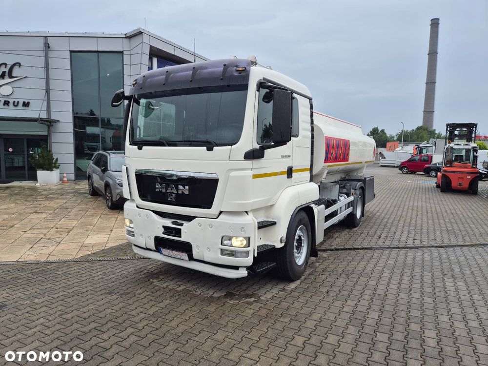 MAN TGS 18.360 / CYSTERNA / PALIWA + OLEJE / ADR / EURO 5 / 11M3 / 3 KOMORY / KABINA SYPIALNIANA / 1WŁ - 3