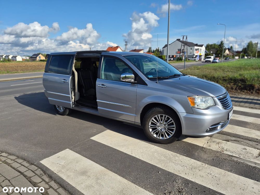 Chrysler Town & Country 3.6 Limited - 11