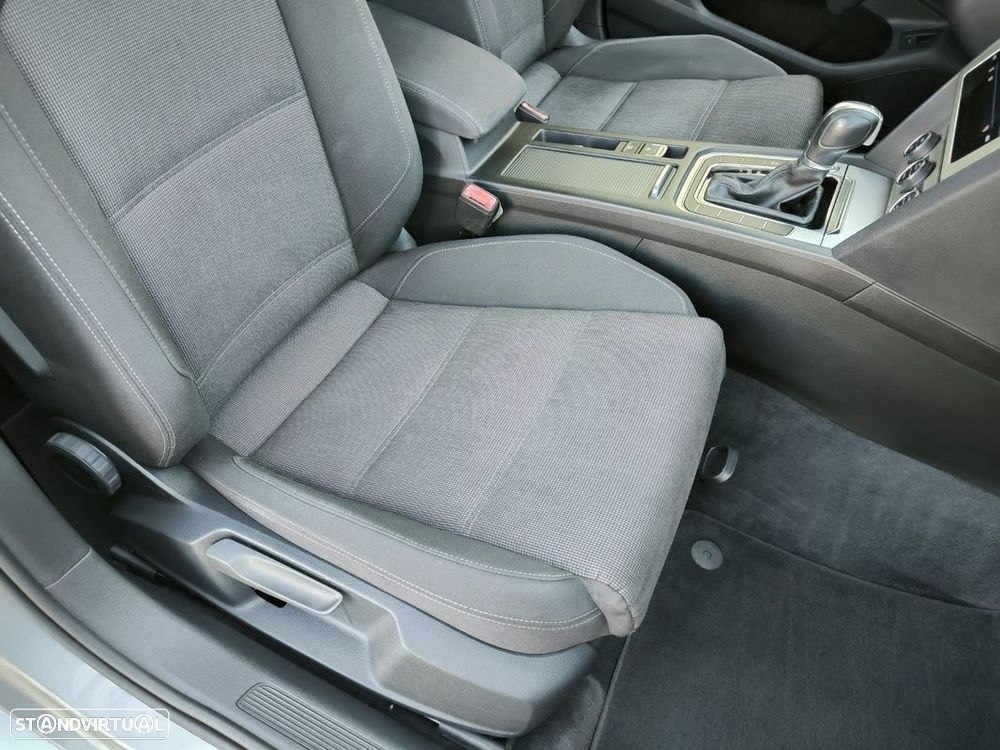 VW Passat 2.0 TDI Business P.DSG - 30