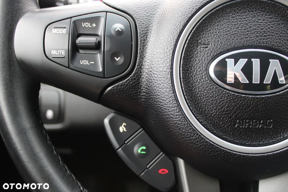 Kia Carens - 32