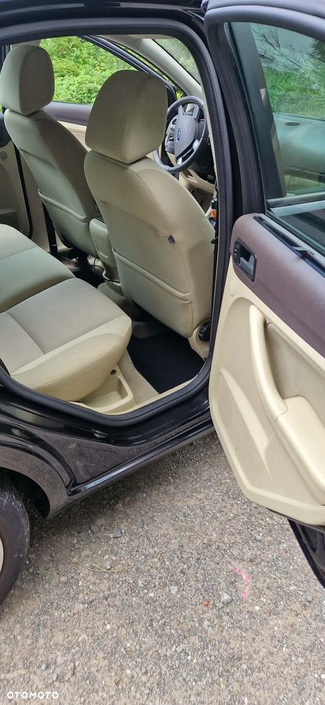 Ford Focus 2.0 Ghia - 23