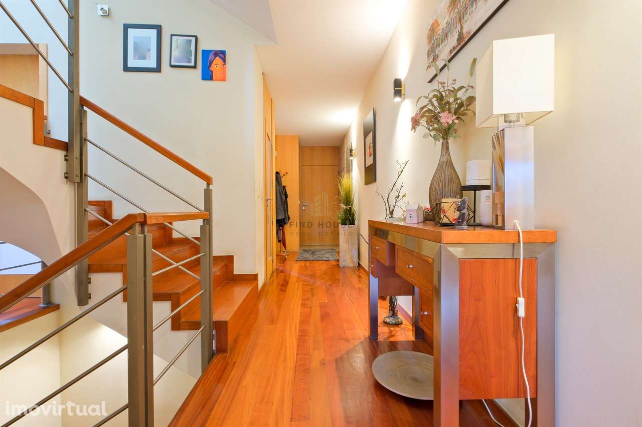 Moradia T4 em banda com garagem box, em condomínio privado, na Maia - Grande imagem: 2/55