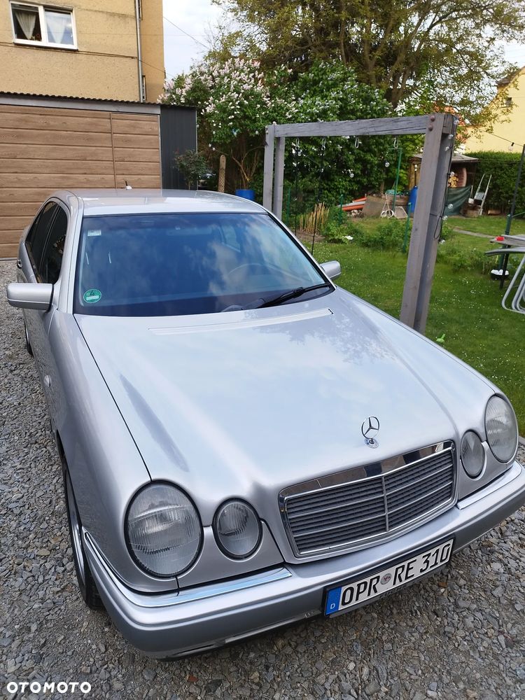 Mercedes-Benz 280 - 1