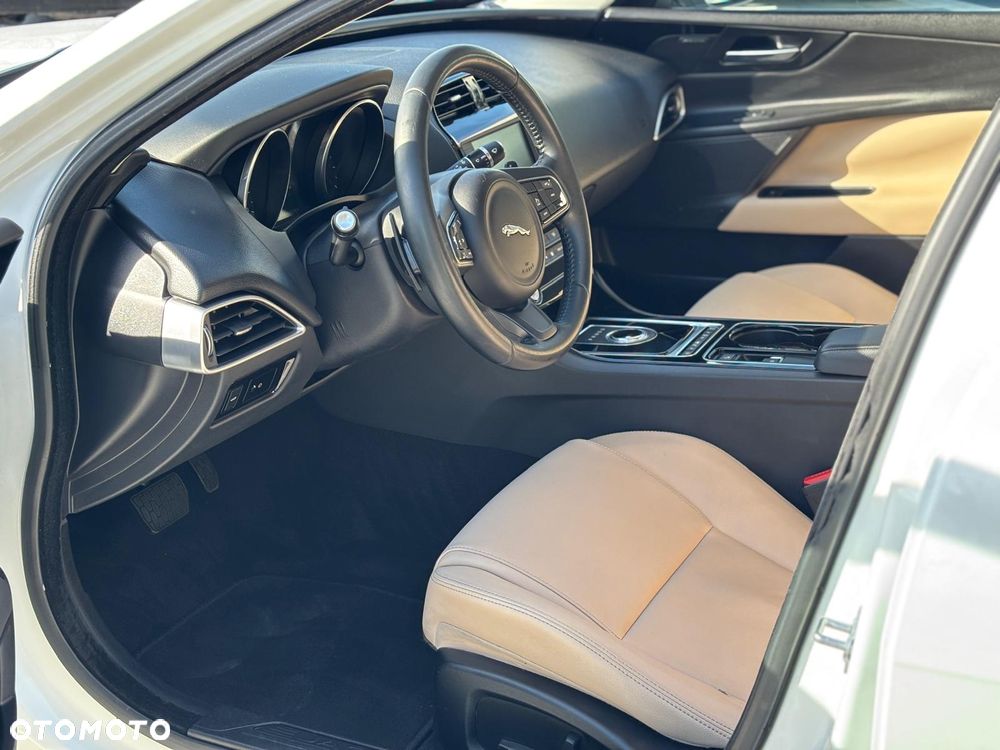 Jaguar XE 25t Prestige - 15