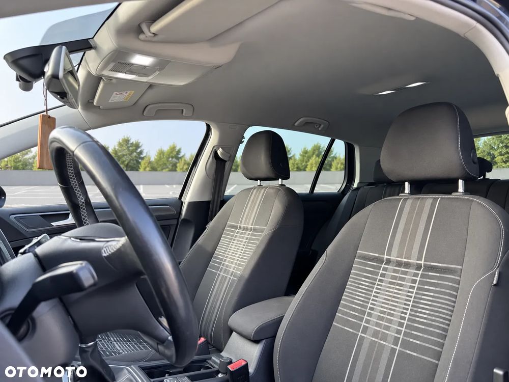 Volkswagen Golf - 22