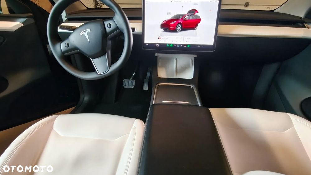 Tesla Model Y Long Range AWD - 24