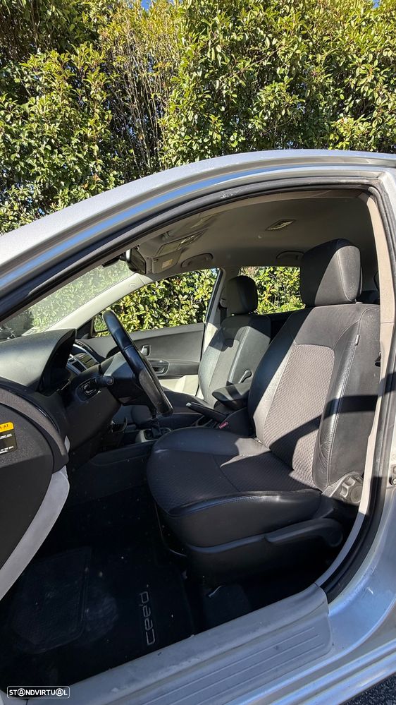 Kia Ceed 1.6 CRDi EX — fotografia 7