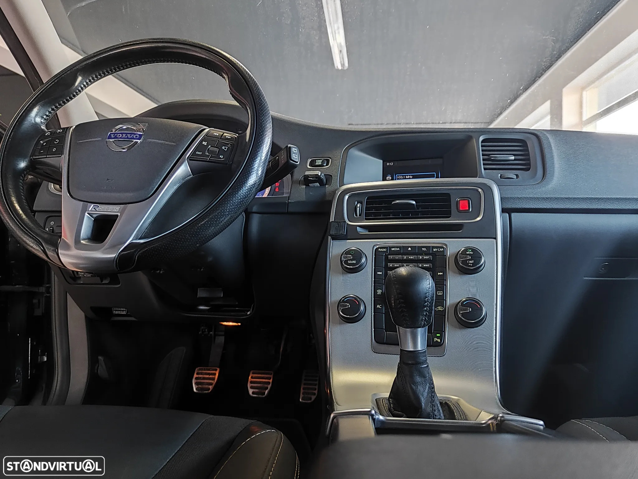 Volvo V60 2.0 D3 R-Design Start/Stop - 22