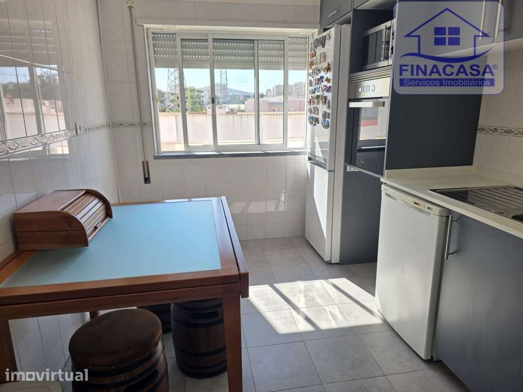 EXCLUSIVO - Apartamento T2 remodelado com boas áreas - Vale do Cobr... - Grande imagem: 2/21