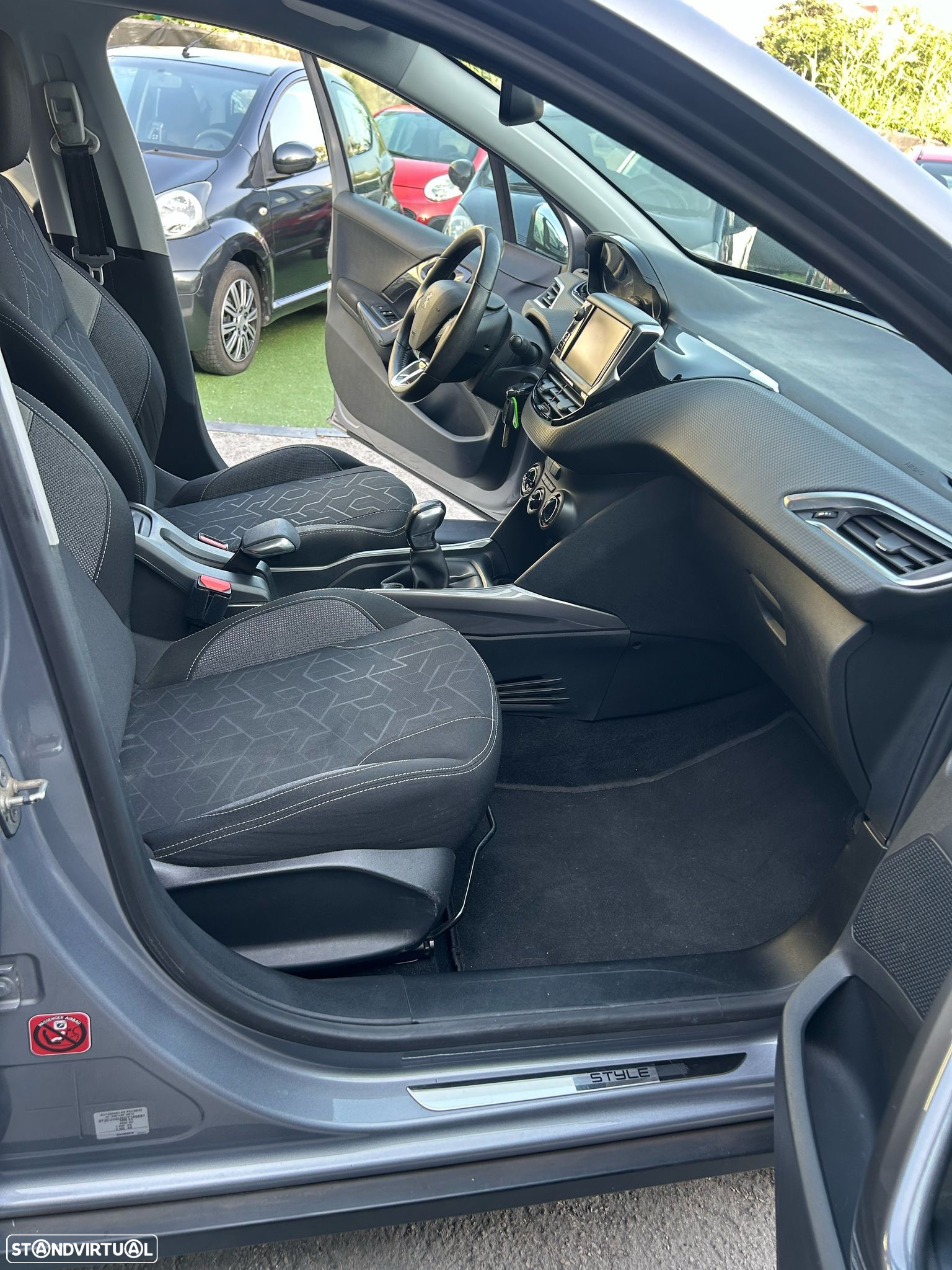 Peugeot 2008 1.2 PureTech Style - 12