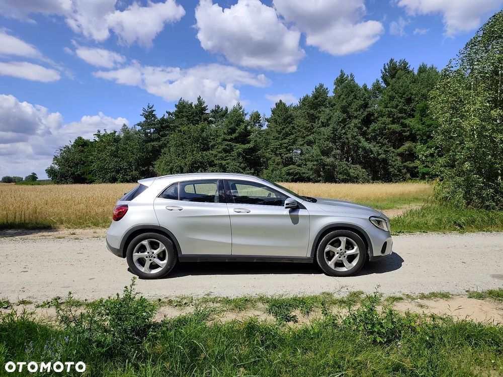Mercedes-Benz GLA 200 7G-DCT UrbanStyle Edition - 4