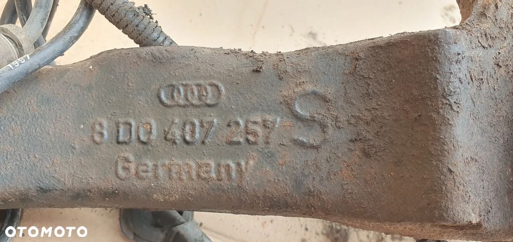 Zwrotnica piasta lewy przód przednia lewa VW Passat B5 1.8 8D0407257S - 5