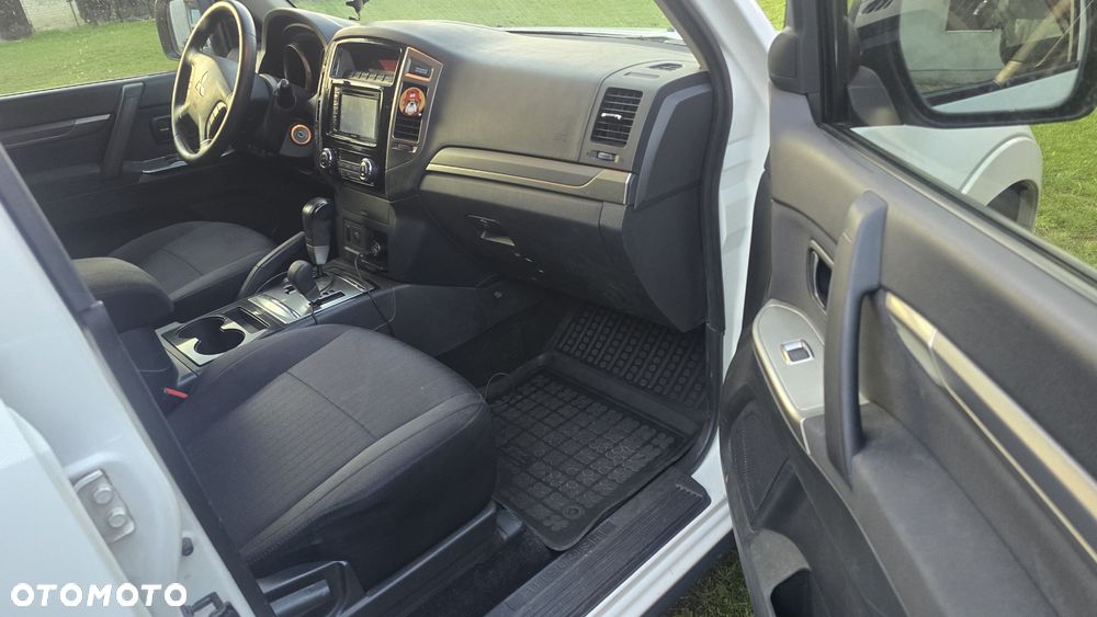 Mitsubishi Pajero - 13