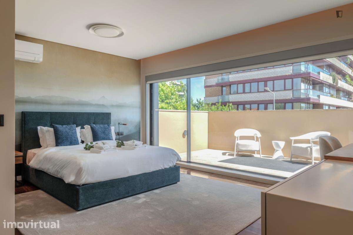 Quarto - localizado em Lordelo do Ouro Porto - Grande imagem: 2/13