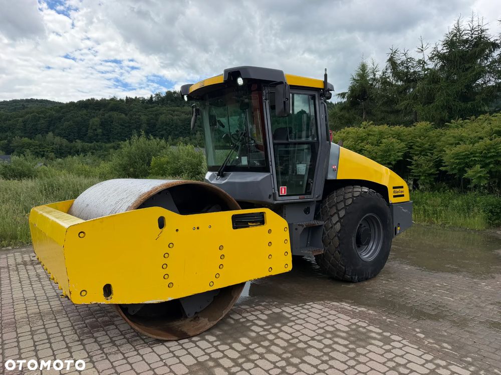 Atlas Copco DYNAPAC CA3500D Walec Drogowy Terenowy Guma-Stal. 12 ton. Import Norwegia 2015rok. Maszyna w pięknym stanie! Wentylacja Klima. Serwisy w Dekra AKTUALNE. Zero zniszczeń IGŁA Po serwisach eksploatacyjnych w Norwegii. Walec z Upadłości od pierwszego właściciela. Posiada system przeciwpożarowy! Obrotowy fotel wraz ze sterowaniem. Gniazdo 230volt. Dokumenty Dekra! Silnik Cummins 140Km. Nagłośnienie radio na pilot! Usb. Zero luzów i wycieków! - 1